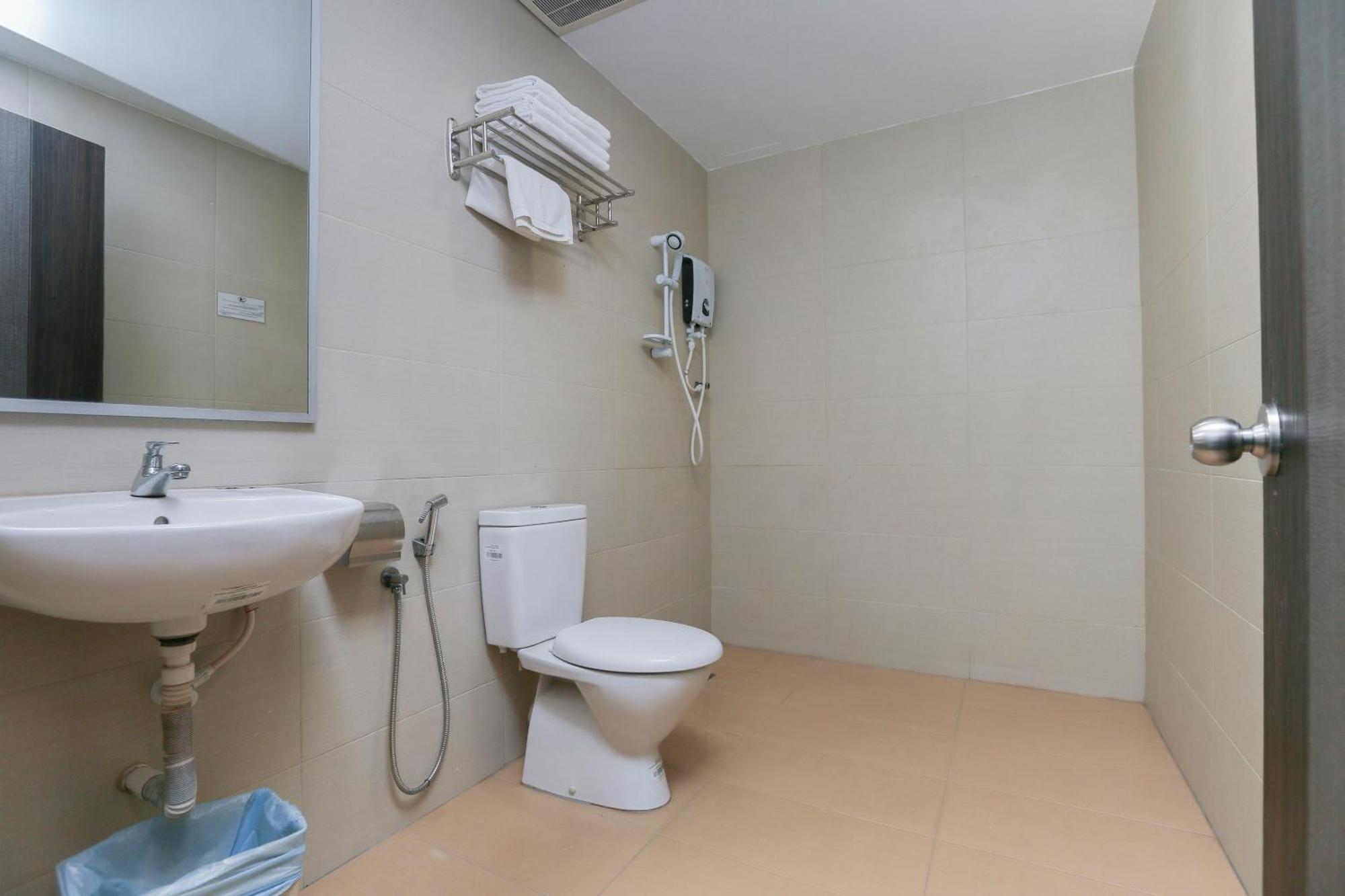 Oyo 89915 East Mount Hotel Kukup Zewnętrze zdjęcie